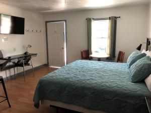 Ein Bett oder Betten in einem Zimmer der Unterkunft Swell Motel