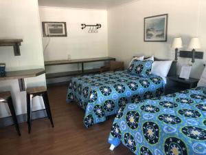 Ein Bett oder Betten in einem Zimmer der Unterkunft Swell Motel