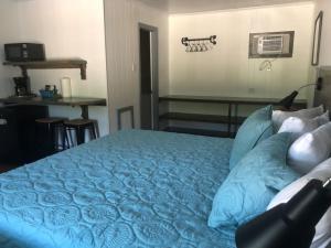 Ein Bett oder Betten in einem Zimmer der Unterkunft Swell Motel
