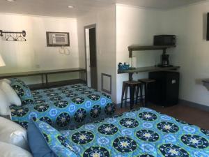 Ein Bett oder Betten in einem Zimmer der Unterkunft Swell Motel