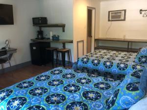 Ein Bett oder Betten in einem Zimmer der Unterkunft Swell Motel