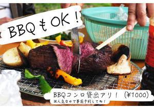 un plato de carne y hortalizas con una señal en FWA Guest House, en Fujinomiya