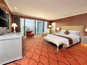 Similan Hotel Zhuhai-Gongbei Port tesisinde bir odada yatak veya yataklar