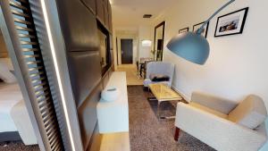 - un salon avec un canapé et une table dans l'établissement White Pearl Apartment 0.14, à Timmendorfer Strand