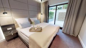 een slaapkamer met een bed met een mand erop bij White Pearl Apartment 0.05 in Timmendorfer Strand
