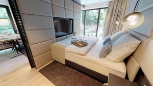 Piccola camera con letto e specchio. di White Pearl Apartment 2.08 a Timmendorfer Strand