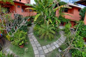 Um jardim em Club do Balanço Pousada e Restaurante
