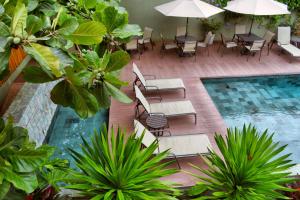 A piscina localizada em Club do Balanço Pousada e Restaurante ou nos arredores