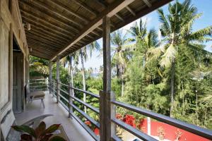 En balkon eller terrasse på CASA MIMBA - Seaview Private Pool Villa Padangbai