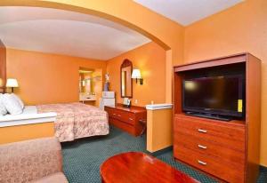 Postel nebo postele na pokoji v ubytování Pine Point Inn & Suites