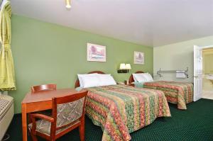 Postel nebo postele na pokoji v ubytování Pine Point Inn & Suites