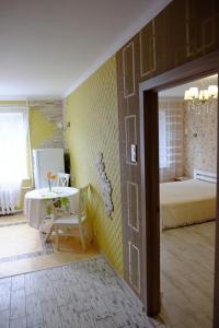 Una habitación con una mesa y una cama en una habitación en Квартира у моря на Фонтане Аркадия Одесса, en Odessa