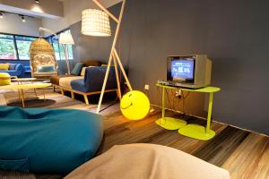 TV a/nebo společenská místnost v ubytování TOOJOU Kota Kinabalu