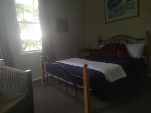 En eller flere senge i et værelse på Lancewood Lodge