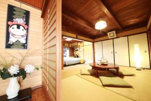 Habitación con cama y mesa en Nara Imai House, en Nara