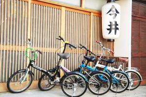 un grupo de bicicletas estacionadas al lado de un edificio en Nara Imai House, en Nara
