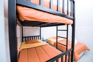 two sets of bunk beds in a room at Nadpob Mansion in Surat Thani