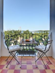 d'une table et de deux chaises sur un balcon avec vue. dans l'établissement Lifestyle Apartments, à Pula