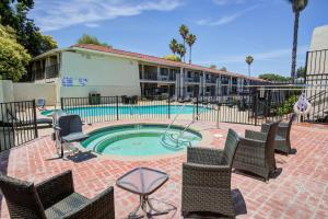 a patio with chairs and a pool with a fountain at Best Western Sandman Hotel in Sacramento