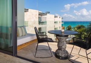 Un balcón o terraza en Thompson Playa Del Carmen Beach House, by Hyatt