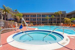 a large swimming pool in front of a hotel at La Quinta by Wyndham Ft. Myers - Sanibel Gateway in Fort Myers