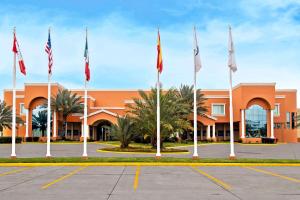 un grupo de banderas frente a un edificio en Comfort Inn Monterrey Norte, en Monterrey