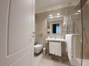 Koupelna v ubytování Hotel Maxim Axial