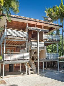 um edifício com escadas e cadeiras em Anville Court em Brisbane