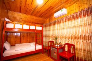 Giường trong phòng chung tại Phong Nha Bolero Bungalow