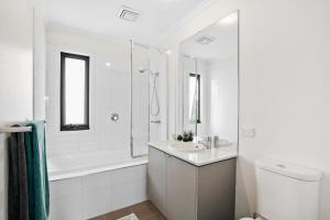 A bathroom at Gorgeous 2 Bedroom Townhouse