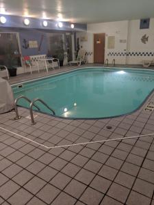 A piscina localizada em AmericInn by Wyndham Davenport ou nos arredores