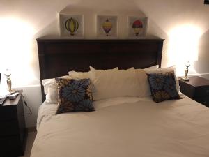 um quarto com uma grande cama branca e 2 almofadas em Alberta B&B em La Rioja