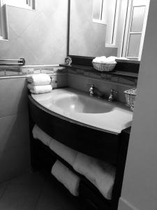 uma casa de banho com lavatório, espelho e toalhas em Alberta B&B em La Rioja