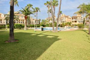 ein Park mit Palmen und ein Resort in der Unterkunft La Rosaleda 71 in Denia