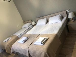 Ένα ή περισσότερα κρεβάτια σε δωμάτιο στο Baqari Inn