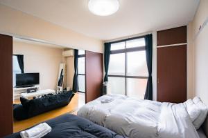 um quarto com 2 camas e uma grande janela em Murata Corpo 301 em Tóquio