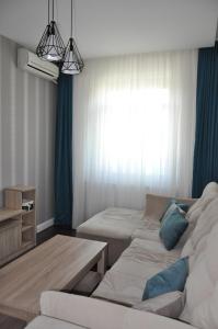 Sala de estar con 2 sofás y mesa en Къща за гости Ирис en Kyustendil