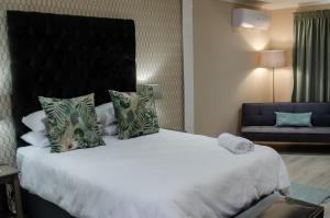 The Royal Bryanston客房内的一张或多张床位