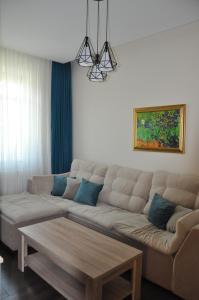 sala de estar con sofá y mesa de centro en Къща за гости Ирис en Kyustendil