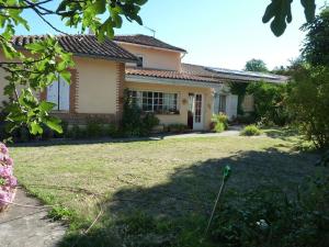 uma casa com um quintal em frente em Le Soubiran em Bérat