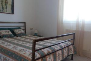 a bedroom with a bed and a window at Апартаменты Вилла Ионика in Kalón Nerón