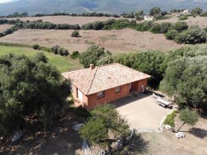 an aerial view of a small house in a field at Villa A Liccia - Piscine & Vue Maquis - 8 Pers in Figari