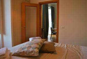 una camera da letto con un letto con un cuscino sopra di Dimora Paternò a Caserta