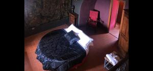 Letto o letti in una camera di Torre Caetani- Night in a medieval tower