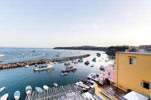einen Yachthafen mit Booten im Wasser neben Gebäuden in der Unterkunft San Michele in Procida