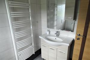 Koupelna v ubytování Apartments Laura FARM STAY + 37 fotografií
