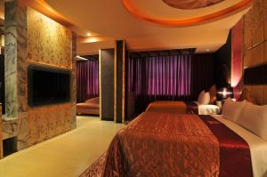 Una televisión o centro de entretenimiento en Zheng Yi Hotel & Motel I