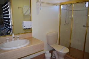 Warwick Vines Motel tesisinde bir banyo