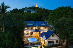 una vista aérea de una casa con piscina en Chaweng Lakeview Residence, en Chaweng