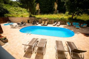 Bazén v ubytování A Hoteli - Hotel Slatina nebo v jeho okolí
